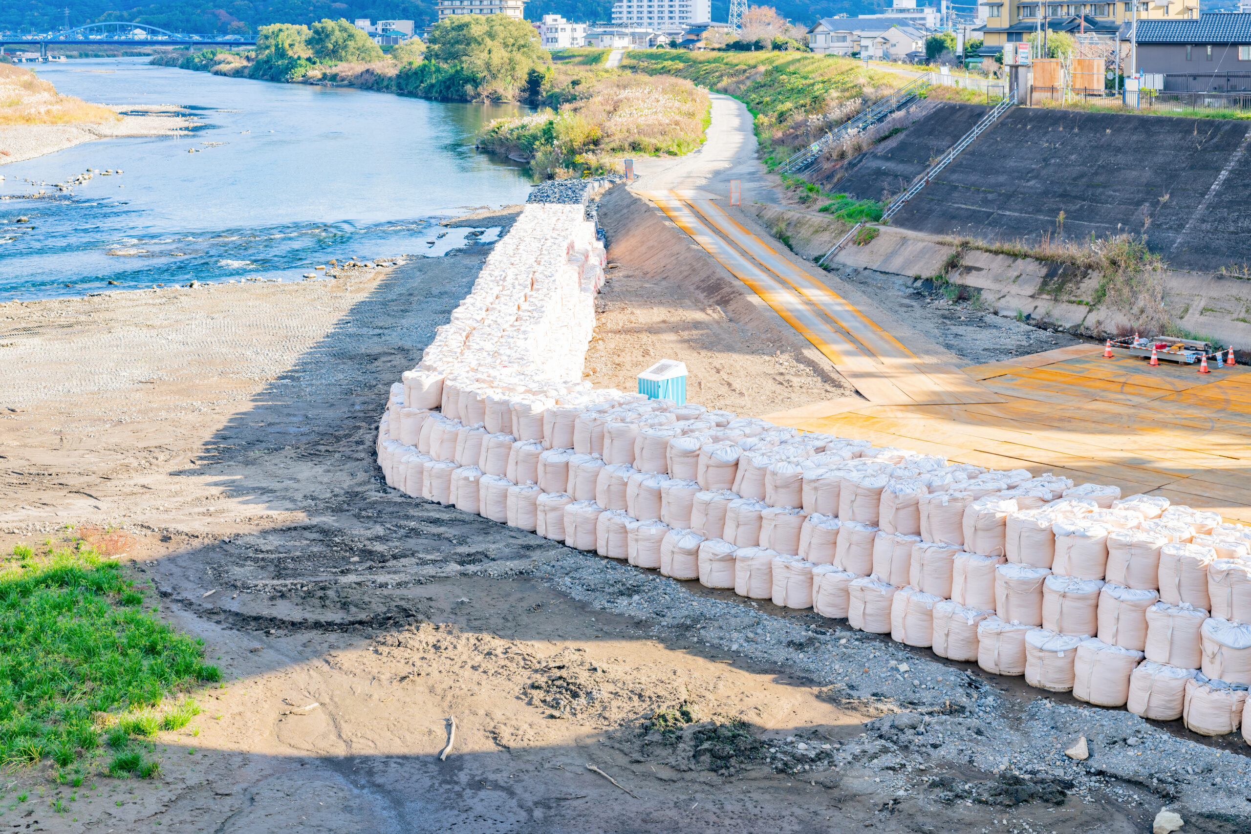 Segmental block retaining wall under construction